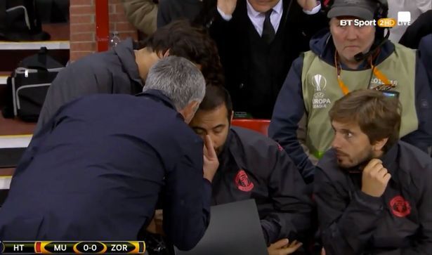 Mourinho nổi điên với trợ lý trong chiến thắng nhọc nhằn ở Europa League