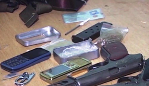 Trốn truy nã vẫn mang theo súng đi buôn ma túy