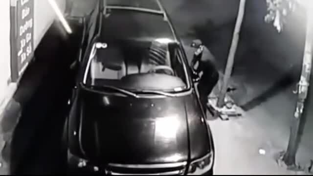 Chỉ mất vài giây, trộm ăn cắp hai ốp cửa ôtô