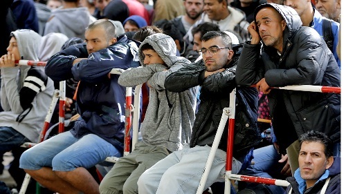 30 người Đức tấn công người nhập cư ngay giữa quảng trường