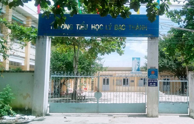 Học sinh lớp 6 không biết đọc, viết: Mẹ con ôm nhau khóc