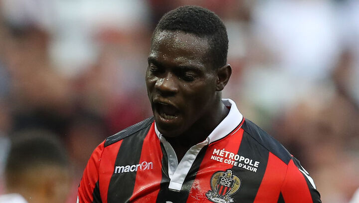 Balotelli ghi siêu phẩm giúp đội nhà thắng trận rồi nhận 2 thẻ vàng trong 7 phút