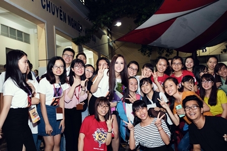 Mai Phương Thúy bị vây giữa “rừng” người hâm mộ