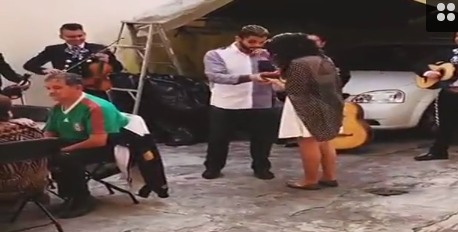 Cô gái ngất xỉu vì được cầu hôn