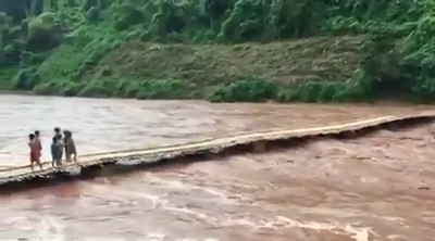 Lũ cuốn trôi cầu ở Lai Châu: gần 300 học sinh vượt suối đến trường