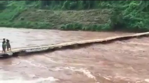 Hàng chục trẻ em bỏ chạy vì lũ cuốn sập cầu ở Lai Châu