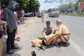 Hai CSGT bị nhóm thanh niên ném đá nhập viện