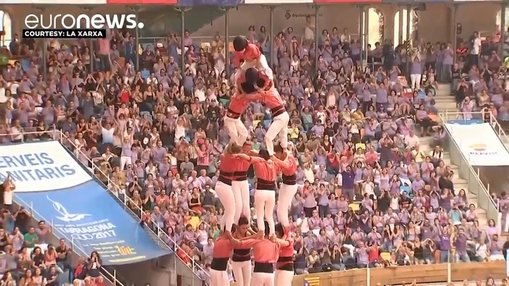 Nín thở xem xây tháp người ngoạn mục ở Tây Ban Nha