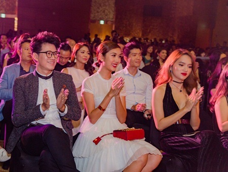 MC Vũ Mạnh Cường “chuẩn soái ca” đi gặp các người đẹp