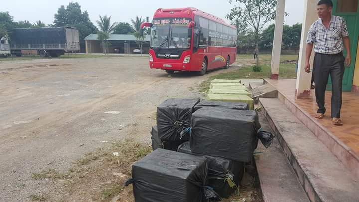 Phát hiện hơn 1 tấn nhộng tằm hôi thối trên xe khách đường dài