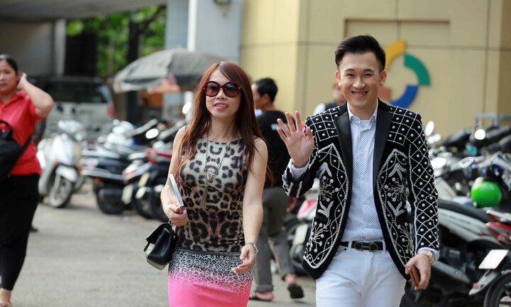 Em gái ruột Hoài Linh về nước hộ tống Dương Triệu Vũ đi làm giám khảo