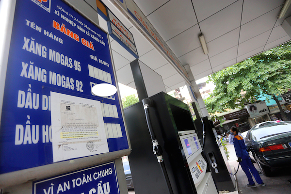 Mỗi lít xăng gánh 8.825 đồng tiền thuế, phí