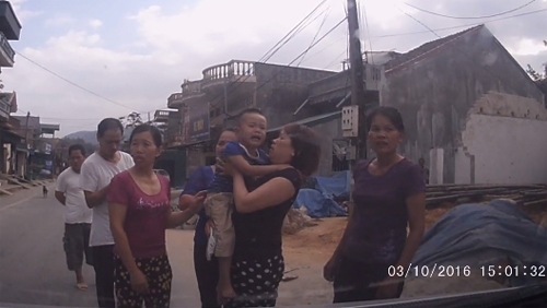 Ôtô tông bé trai băng qua đường ngã lộn nhiều vòng