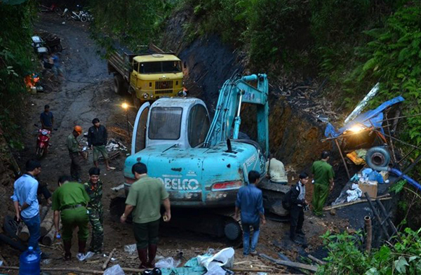 Một công nhân đang mắc kẹt trong hầm lò ở Quảng Ninh