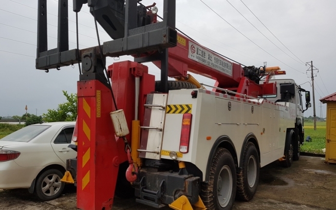 Xe đặc chủng của TTGT Thanh Hóa nằm phơi nắng vì chưa tuyển được lái xe?