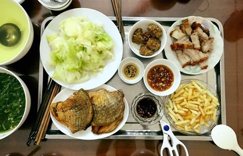 Chóng mặt với quy tắc nấu nướng, ăn cơm, rửa dọn bố mẹ Việt dạy con gái