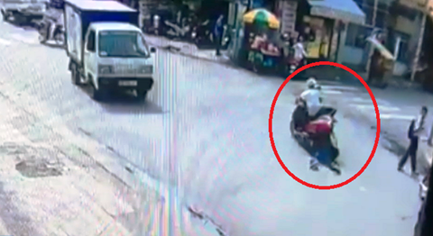 Cô gái bị tên cướp đi xe máy kéo lê trên đường phố TP.HCM