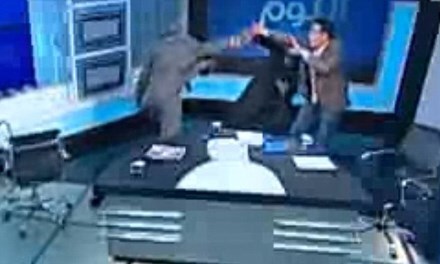 Khách mời rút giày đánh nhau ở talk show truyền hình