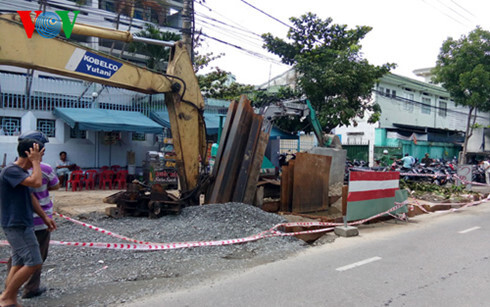 Đà Nẵng: Trái khoáy đào đường giữa mùa mưa