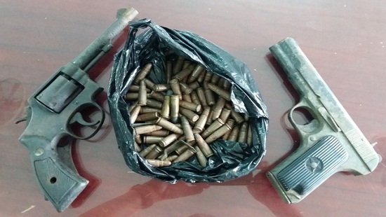 Vớt cây dưới ao, phát hiện 