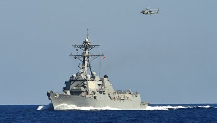 Tàu khu trục Mỹ bị tấn công ngoài khơi Yemen