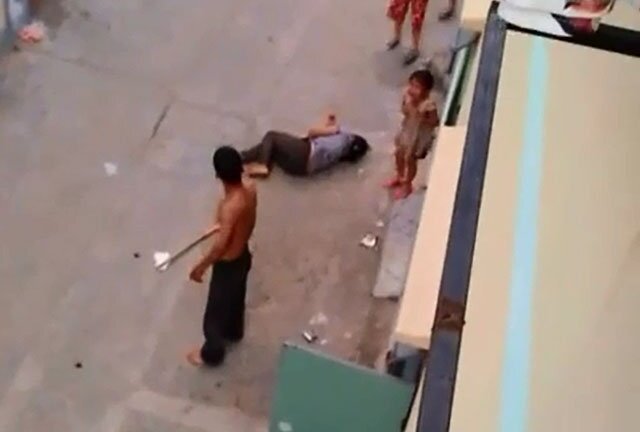 Kinh hoàng chồng cầm dao cứa cổ vợ giữa ban ngày