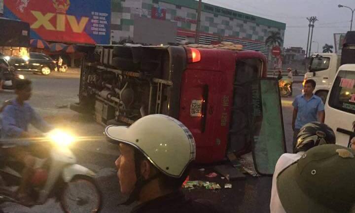 Ninh Bình: Lật xe khách, 20 người thoát chết