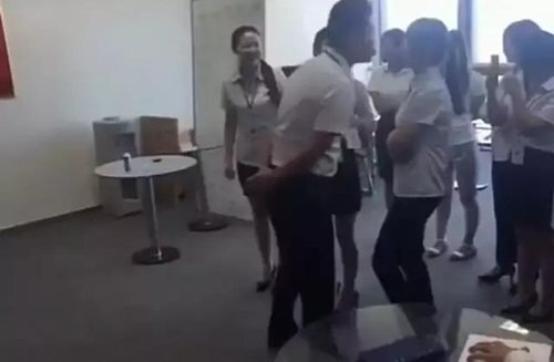 Sốc: Nhân viên nữ phải xếp hàng hôn giám đốc mỗi sáng