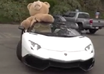 Lamborghini Aventador chở gấu khổng lồ trên phố