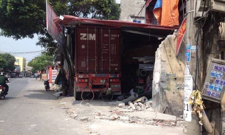 Mất lái, xe container đâm xuyên 4 nhà dân sống ven đường