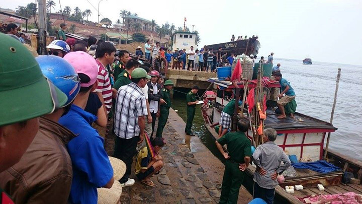 Tàu chở hơn 30 người bị chìm ở Quảng Trị, 1 người tử vong