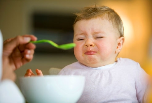 Em bé 3 tuổi chết thảm do bị cha ép ăn quá mức