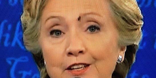 Lý do bà Clinton không phản ứng khi bị ruồi đậu lên mặt