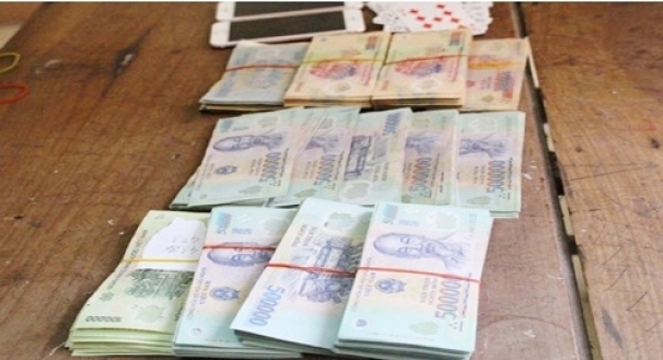 Đột kích, bắt nhóm đối tượng đang sát phạt trên chiếu bạc