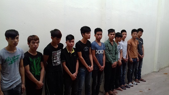 Bắt khẩn cấp 11 thanh niên dùng hung khí đánh người trong đêm