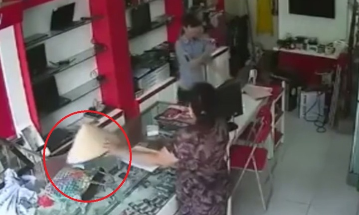 Bị người phụ nữ lạ đánh lừa, cô gái mất đồ ngay trước mặt 