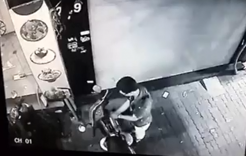 Ngang nhiên bẻ khóa trộm xe máy ngay trước cửa nhà hàng