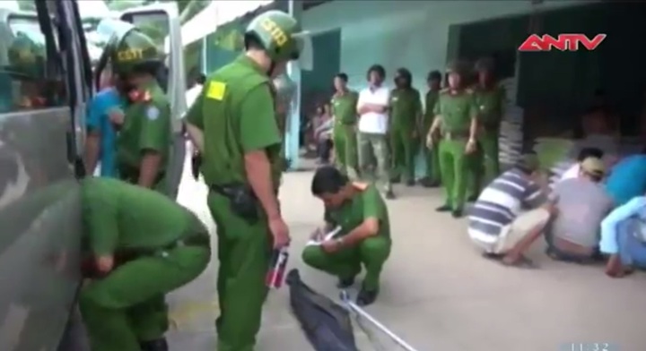 Theo chân công an vây bắt 13 giang hồ mã tấu cố thủ trên ôtô