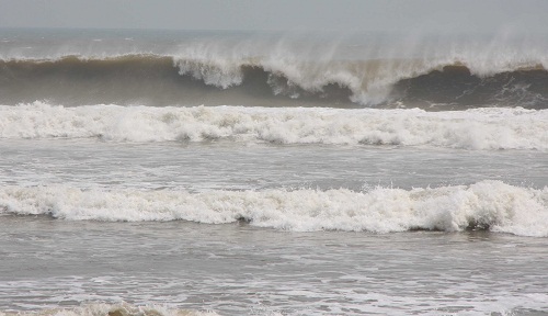 Dự báo thời tiết ngày mai 13/10: Vùng biển miền Trung mưa dông kèm gió giật