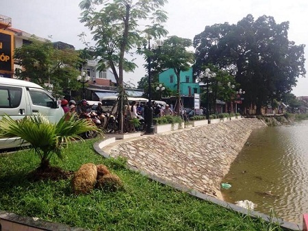 Bỏ lại áo dép trên bờ, người đàn ông bơi ra giữa sông và chìm hẳn