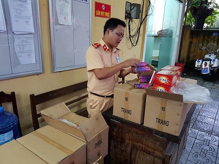 Hơn 1.000 quả pháo điện được “kẹp nách” trên xe khách