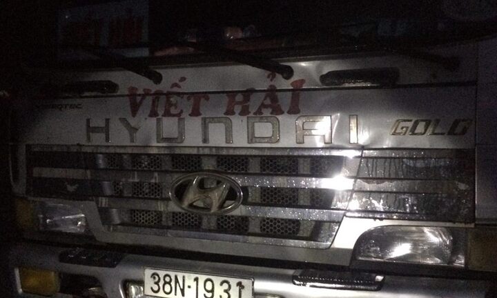 Đâm vào xe đầu kéo, 2 người tử vong trong cabin