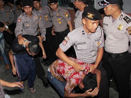 Indonesia thông qua luật hoạn kẻ ấu dâm