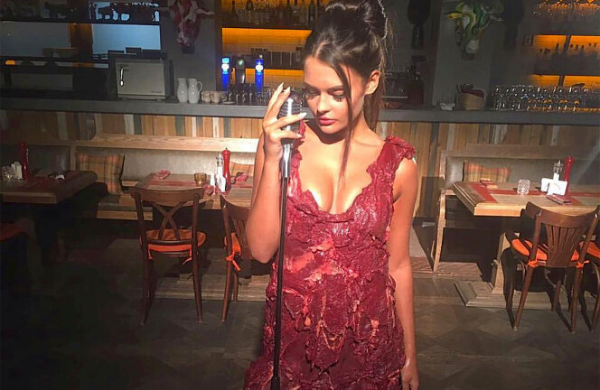 Kỳ lạ người mẫu mặc váy được thiết kế từ… thịt bò