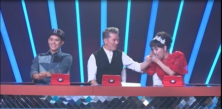 Việt Hương nhảy gợi cảm với thí sinh, hôn tay Mr Đàm