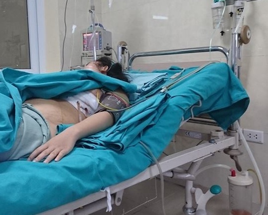 Hà Nội: Cô gái đang đi đường bị thanh sắt đâm trúng ngực sâu 15cm