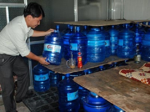 Hà Nội: Xử phạt 13 cơ sở nước uống đóng chai không đạt chuẩn