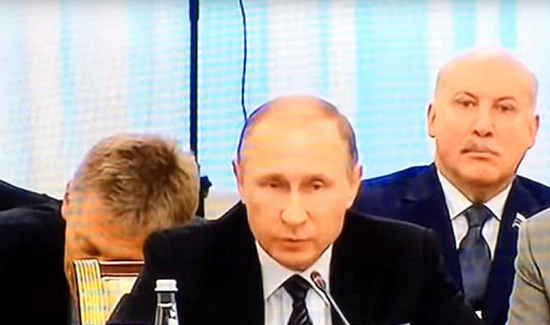 Người phát ngôn gà gật ngay sau lưng Tổng thống Putin