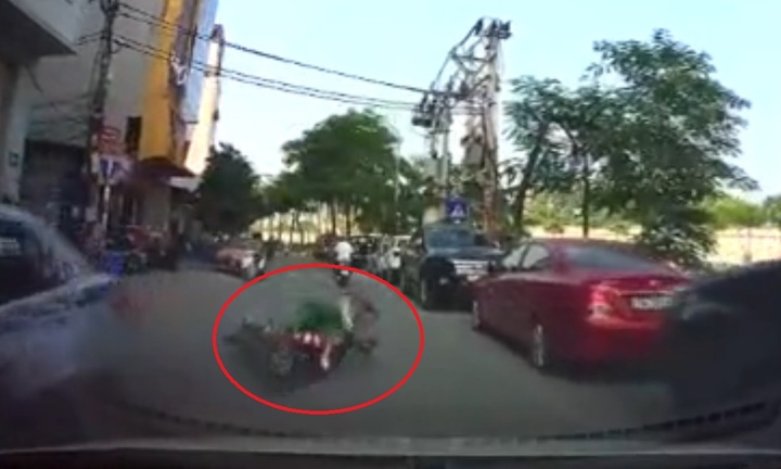 Không làm chủ tốc độ, tài xế xe máy suýt chết trước đầu ôtô