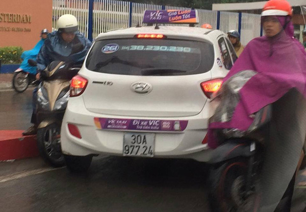Triệu tập hai tài xế taxi Vic đi ngược chiều trên cầu vượt Hà Nội